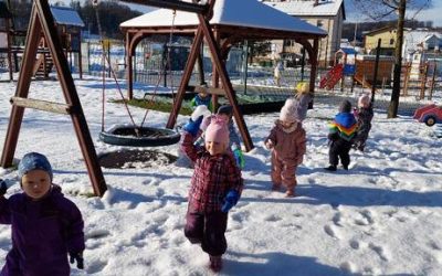 Otroci skupine Mavrice smo se podali na sneg